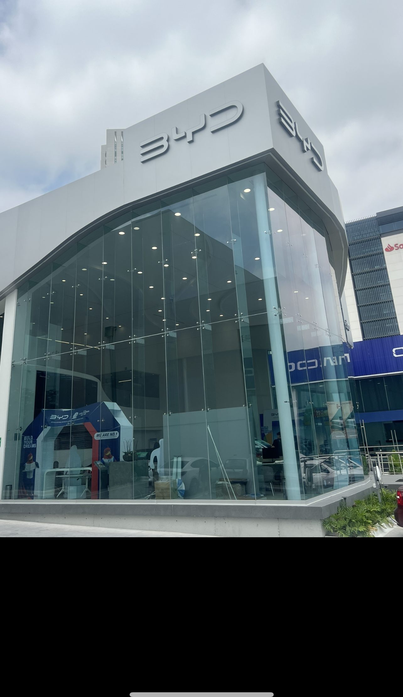 Agencia Automotriz — Vista exterior