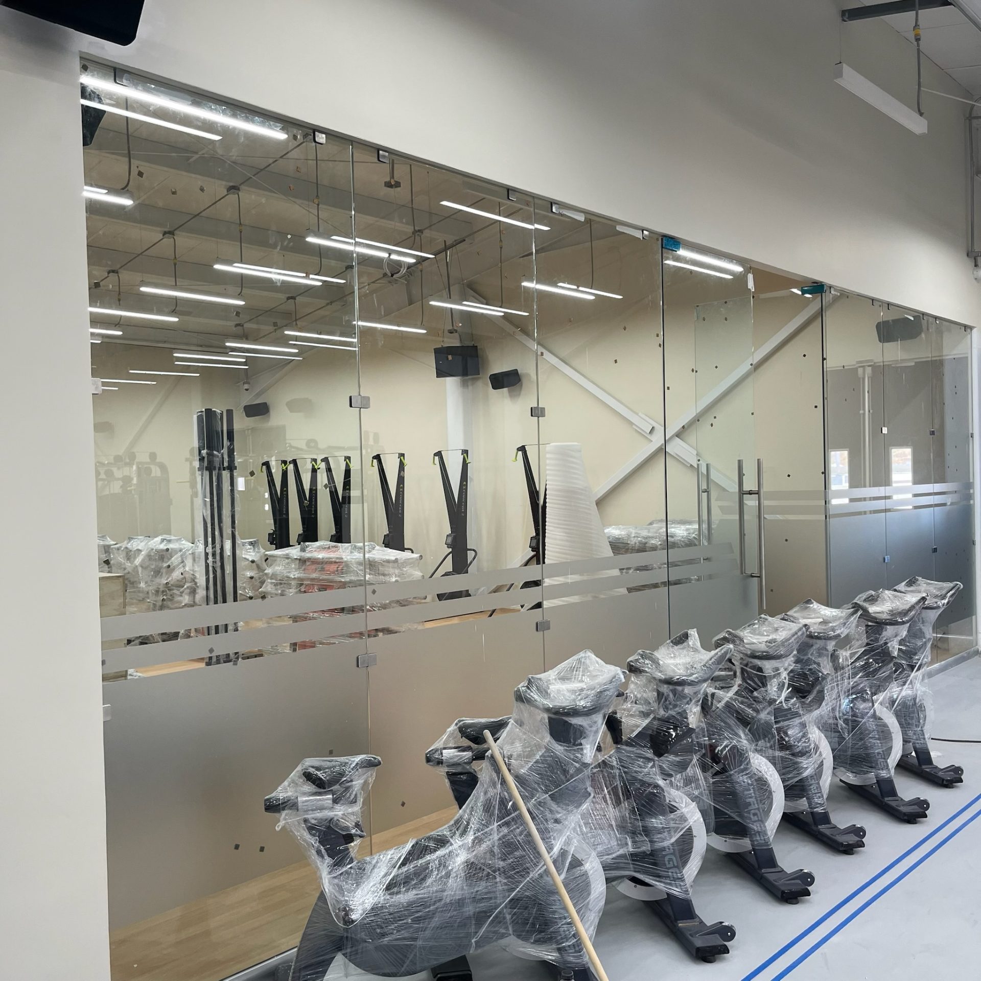 La Salle Gimnasio — Canceles de vidrio templado