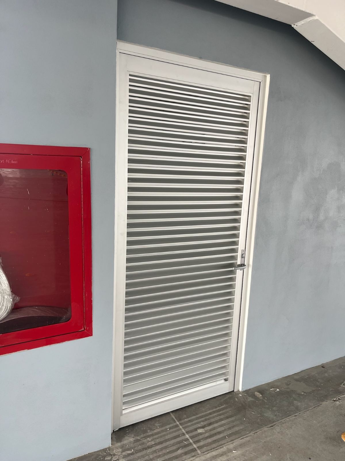 La Salle Innovación — Puerta louver de aluminio