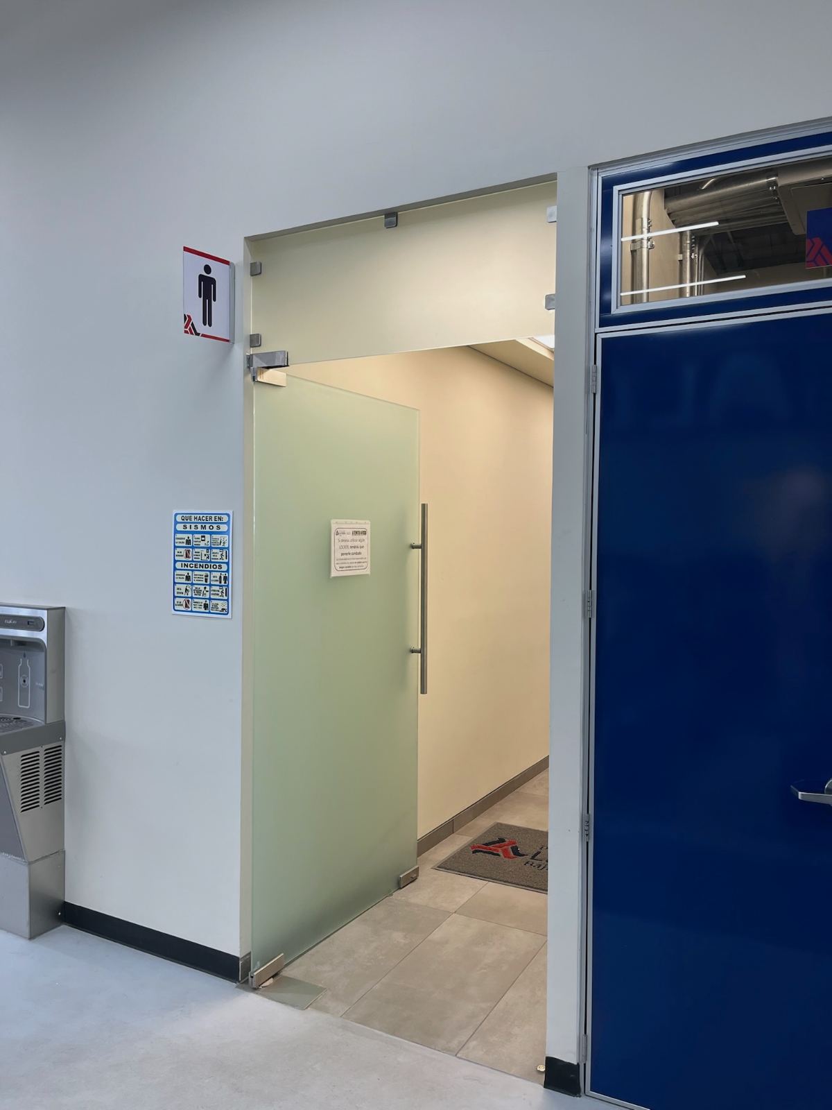 La Salle Gimnasio — Cancel batiente · sanitarios