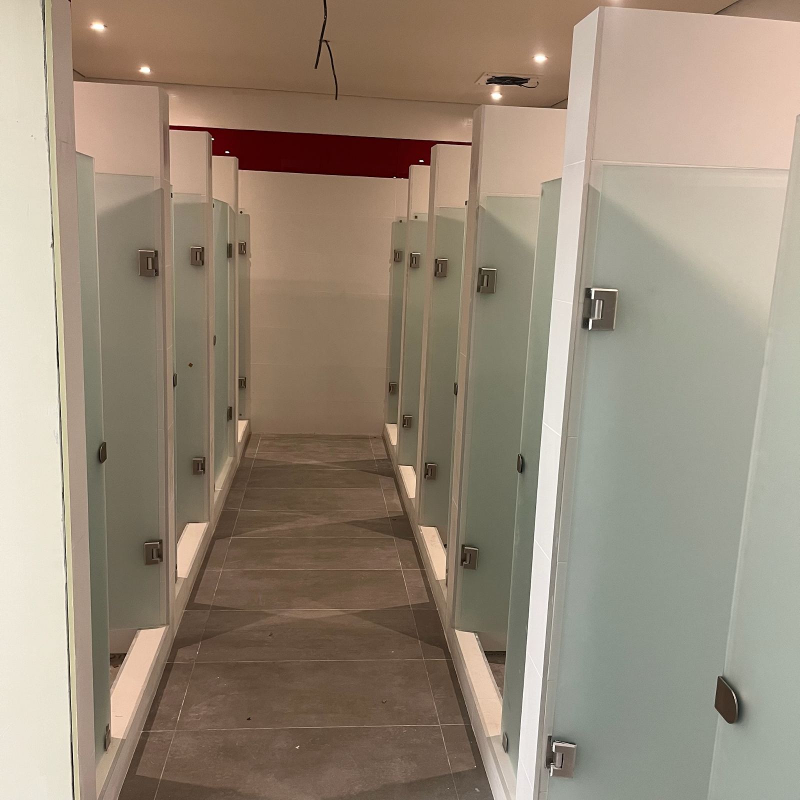 La Salle Gimnasio — Sanitarios · mamparas de vidrio