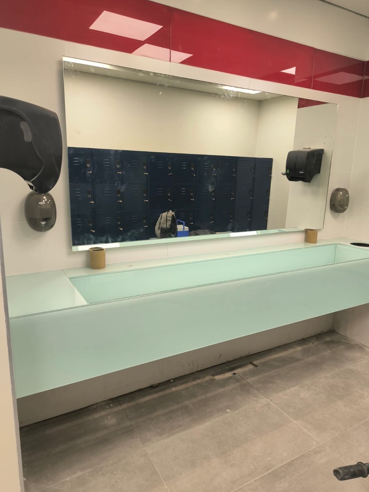 La Salle Gimnasio — Vestidores · espejo y cancelería