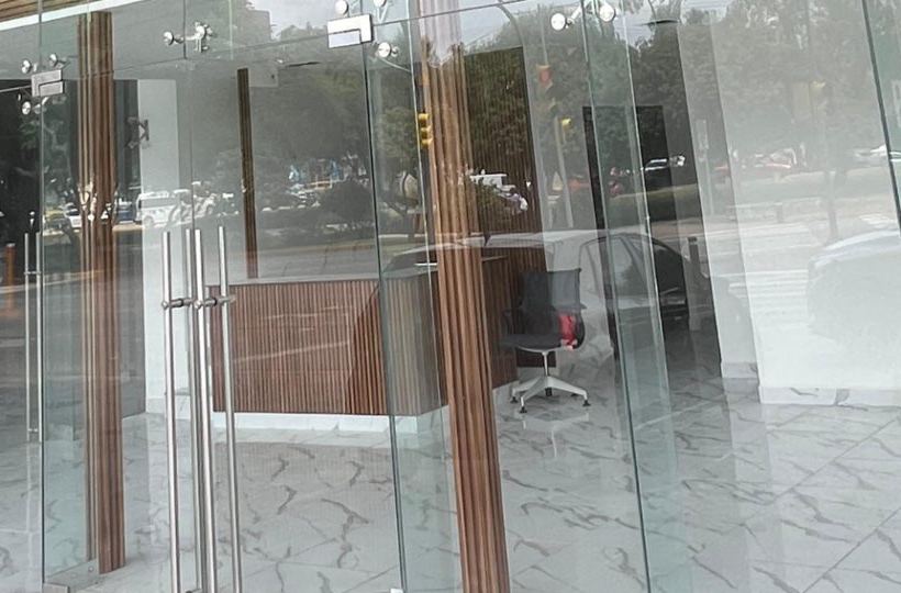 Locales Delta — Puerta templada · detalle