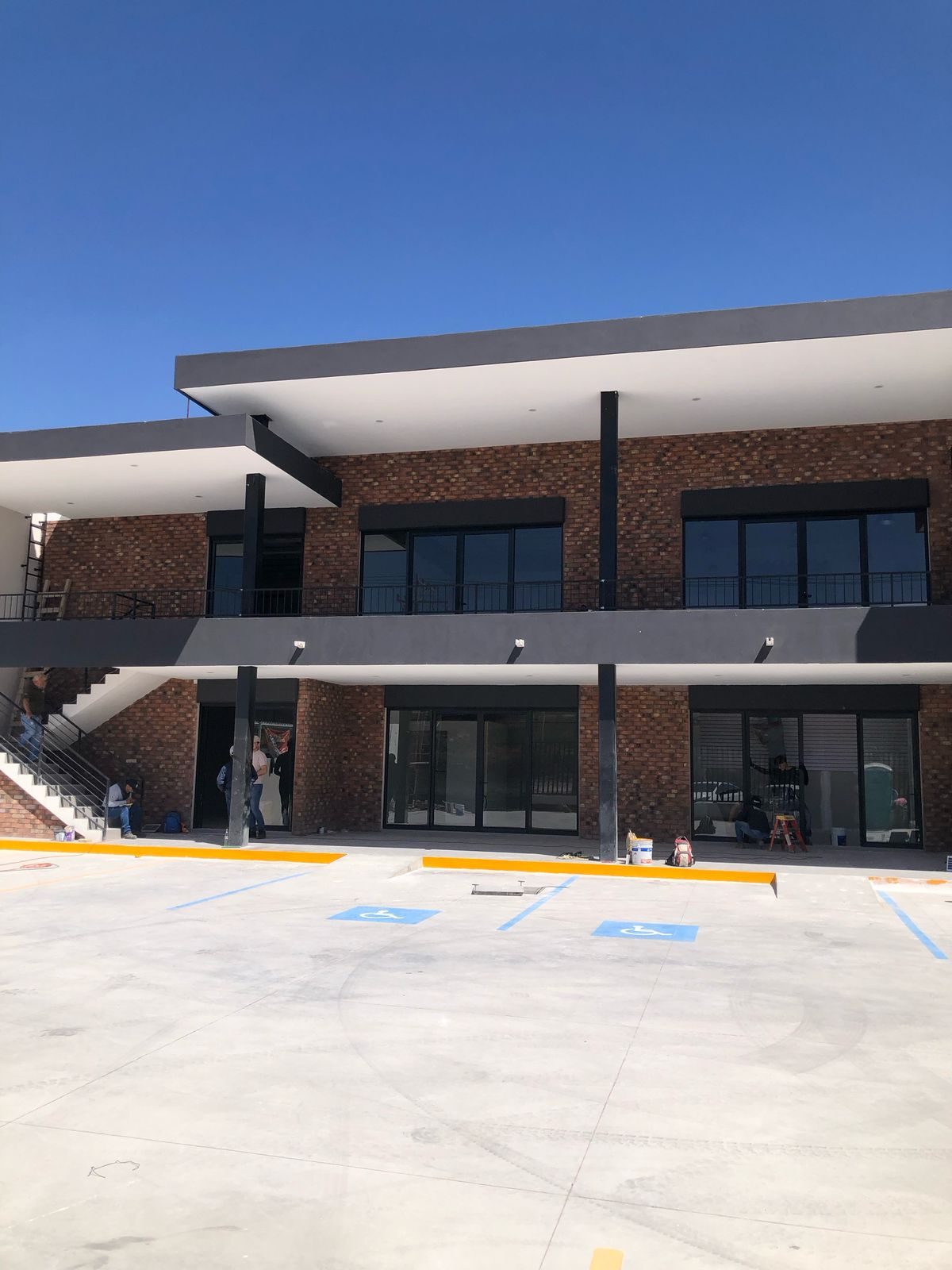 Locales Plaza Norte — Fachada completa