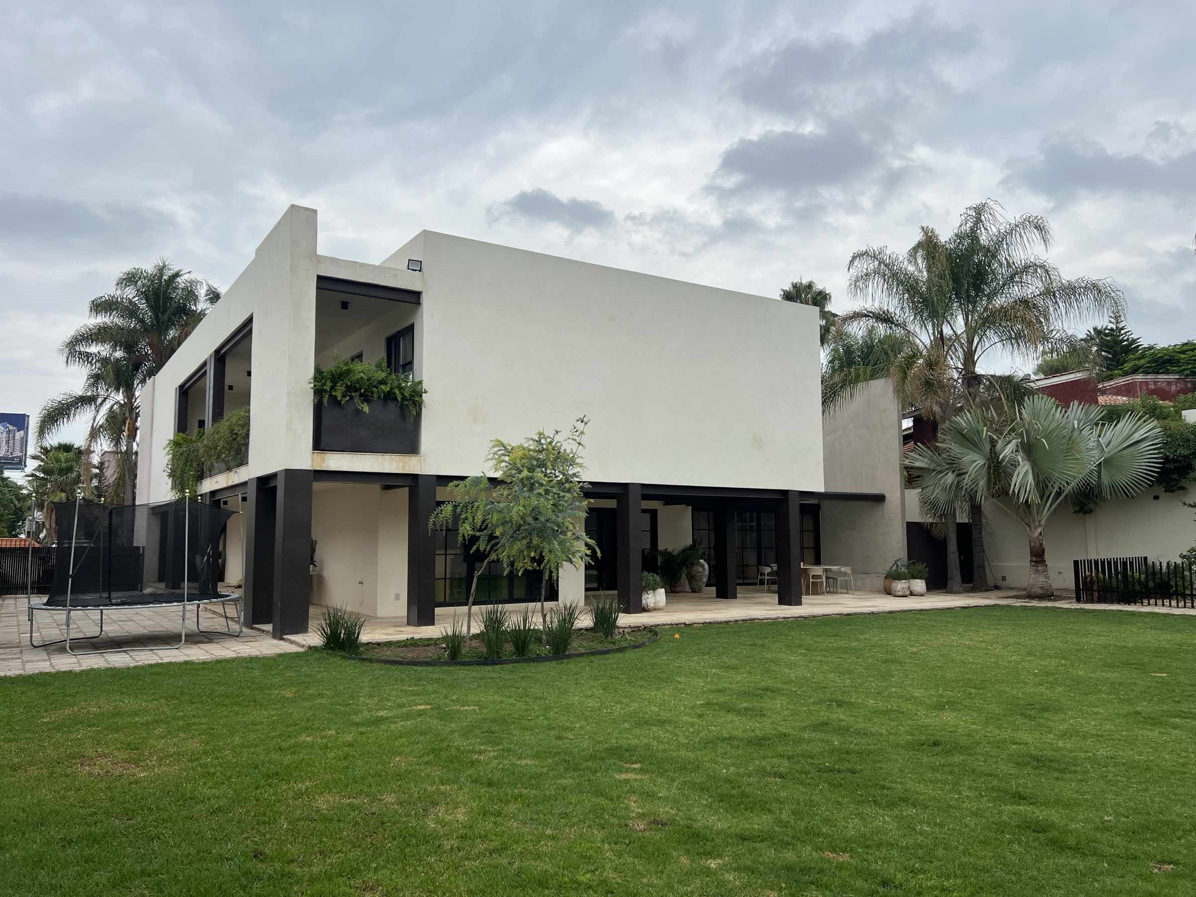 Casa RB — Volumen y jardín