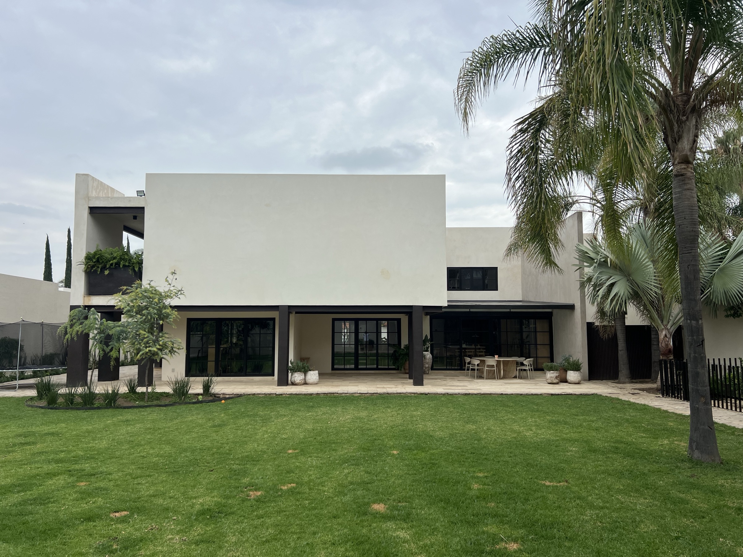 Casa RB — Fachada posterior · jardín