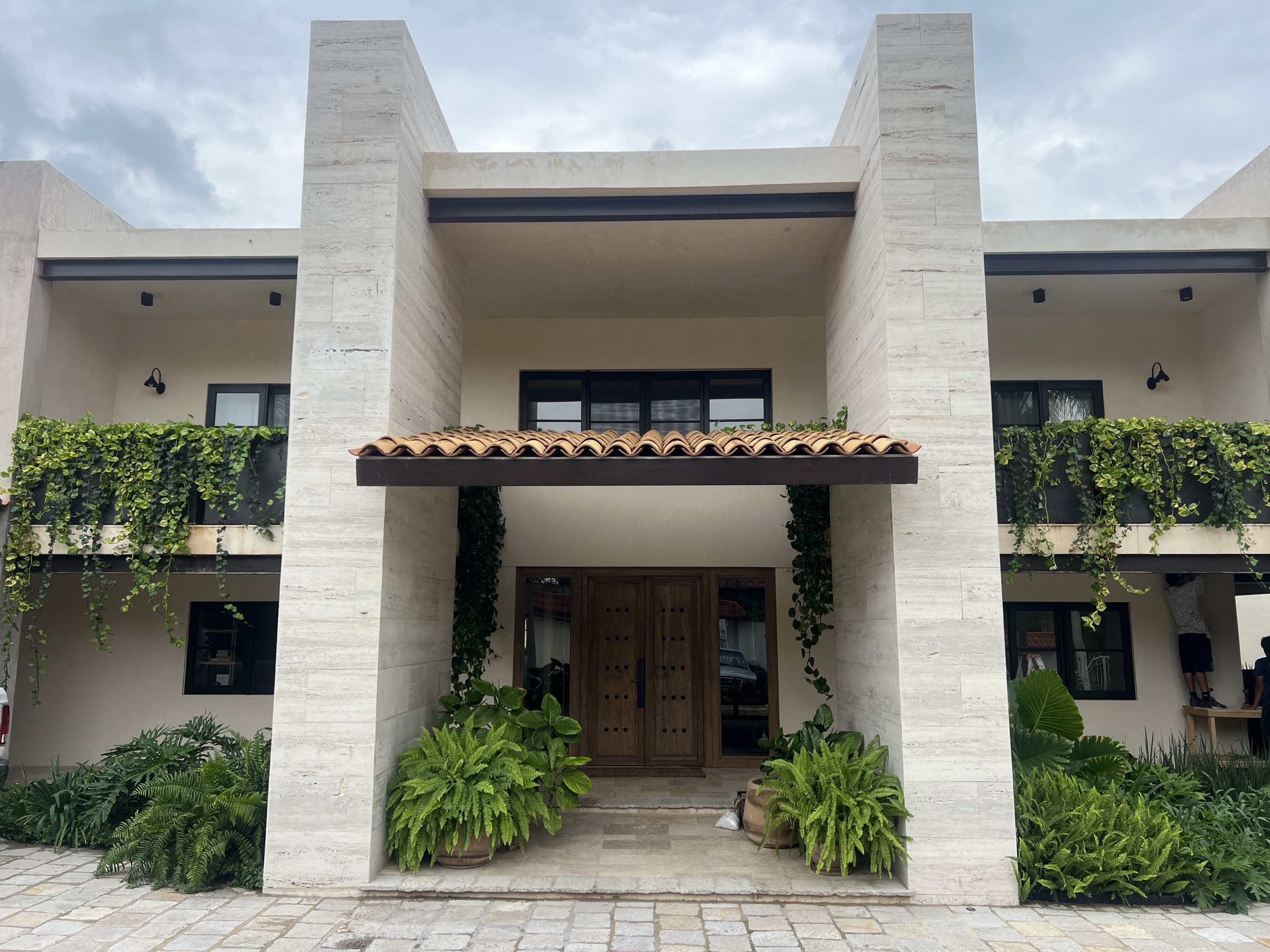 Casa RB — Fachada de acceso · travertino