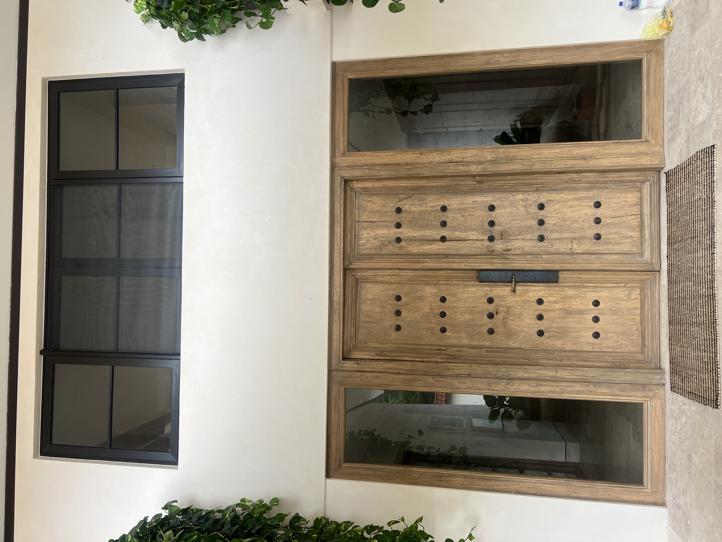 Casa RB — Puerta principal de madera