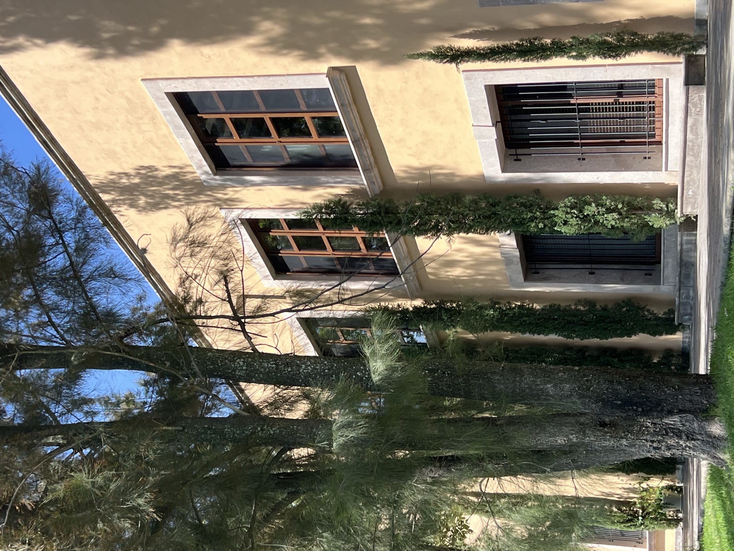 Rancho V — Fachada · ventanería de madera